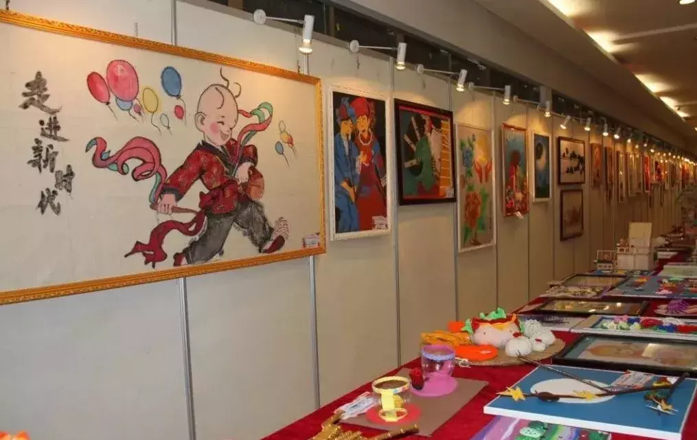首届德令哈地区幼儿园教师美术作品展在州民族文化活动中心举办
